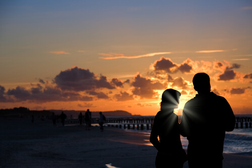 Pareja-hablando-atardecer